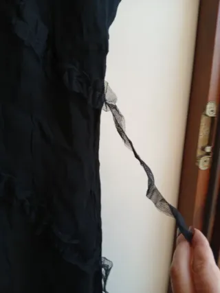 Vestito nero con spalline sottili asimmetrico