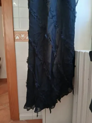 Vestito nero con spalline sottili asimmetrico