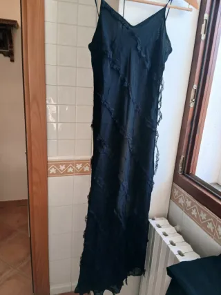 Vestito nero con spalline sottili asimmetrico