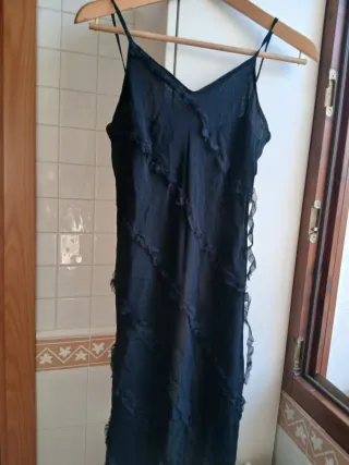 Vestito nero con spalline sottili asimmetrico