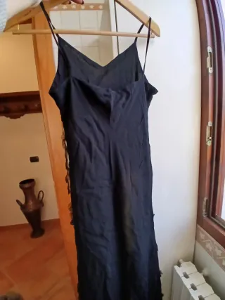 Vestito nero con spalline sottili asimmetrico