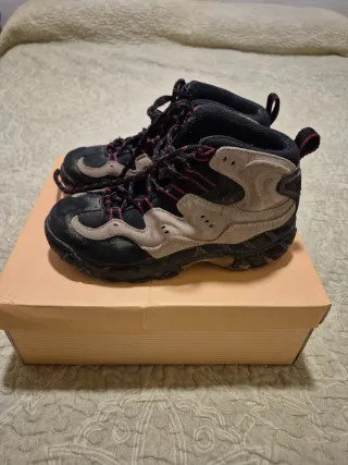 Botas de montaña beige y negras