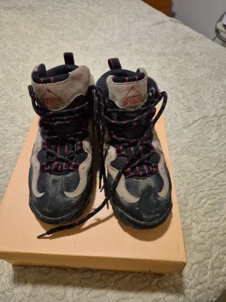 Botas de montaña beige y negras