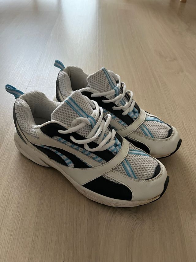 Zapatillas deportivas blancas y azules