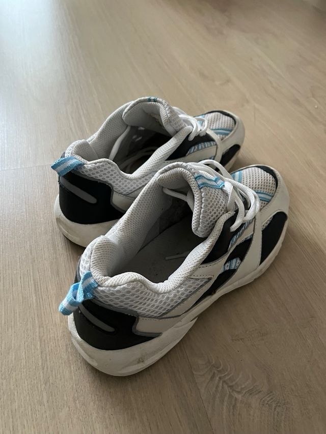 Zapatillas deportivas blancas y azules