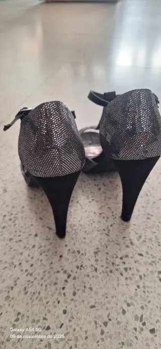 Zapatos de tacón plateados y negros talla 37
