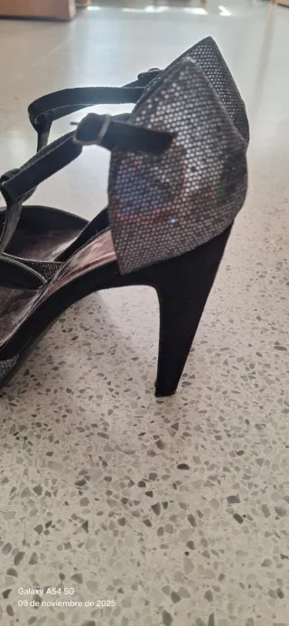 Zapatos de tacón plateados y negros talla 37