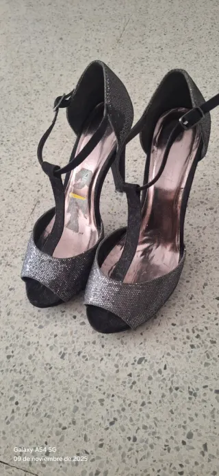 Zapatos de tacón plateados y negros talla 37