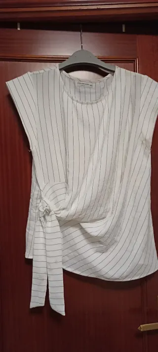 Conjunto pantalón y Blusa blanca con rayas y nudo