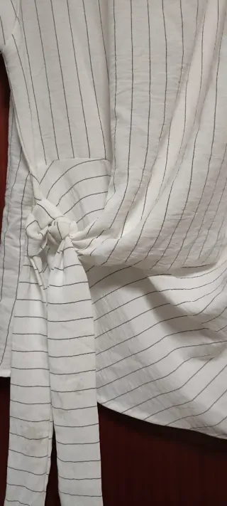 Conjunto pantalón y Blusa blanca con rayas y nudo