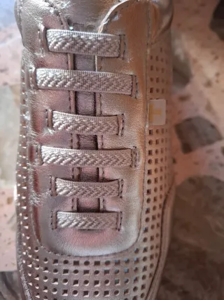 Zapatos de piel dorados