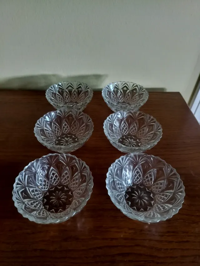 Cuencos de cristal tallado