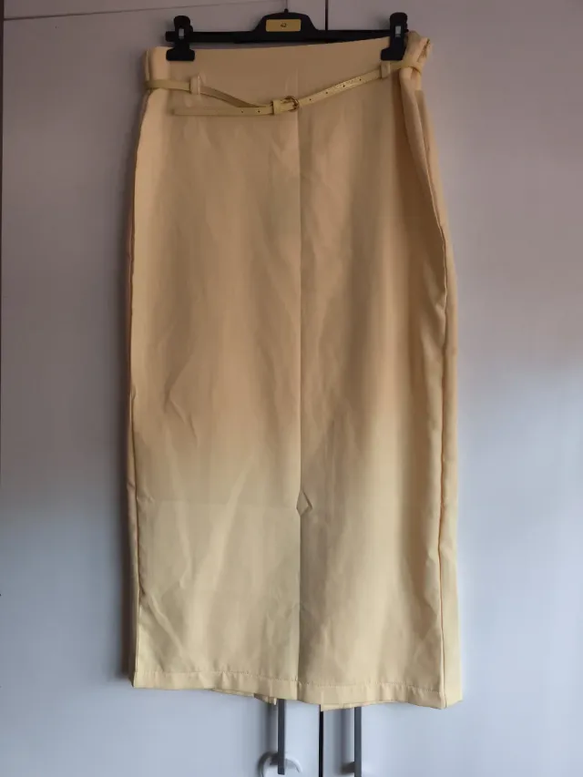 Falda lápiz amarilla con cinturón