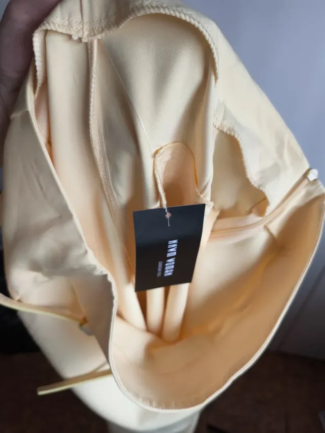 Falda lápiz amarilla con cinturón