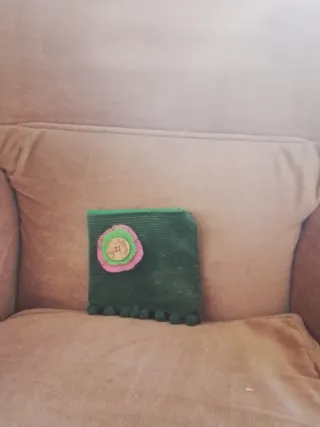 Monedero verde con flor y pompones