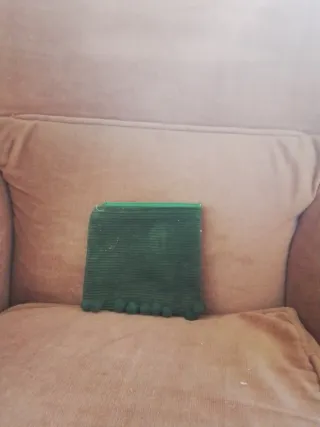 Monedero verde con flor y pompones