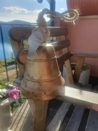 Campana decorativa in metallo dorato