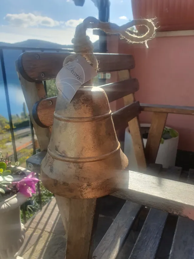 Campana decorativa in metallo dorato