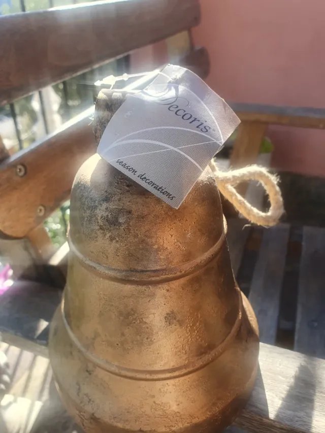 Campana decorativa in metallo dorato