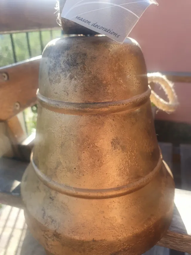 Campana decorativa in metallo dorato