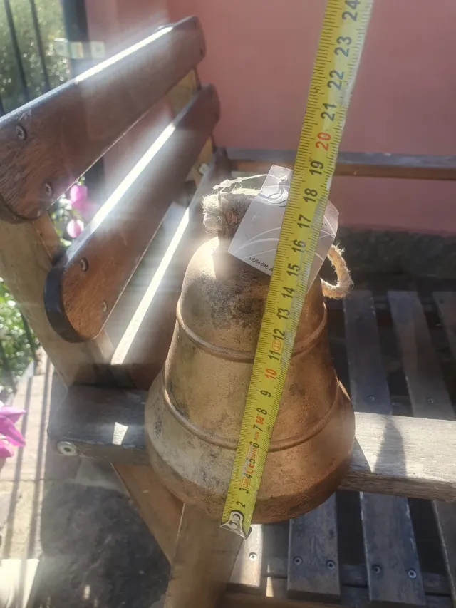 Campana decorativa in metallo dorato