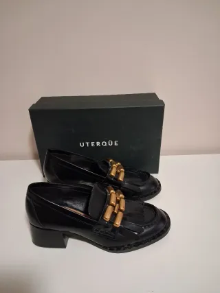 Mocasines Uterqüe Negros con Detalles Dorados