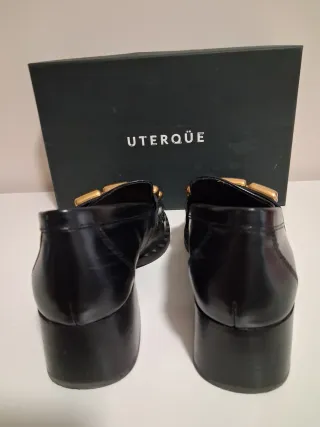 Mocasines Uterqüe Negros con Detalles Dorados