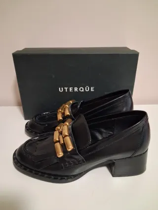 Mocasines Uterqüe Negros con Detalles Dorados