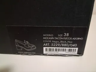 Mocasines Uterqüe Negros con Detalles Dorados