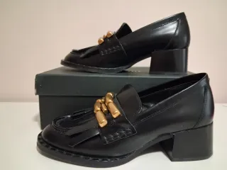 Mocasines Uterqüe Negros con Detalles Dorados