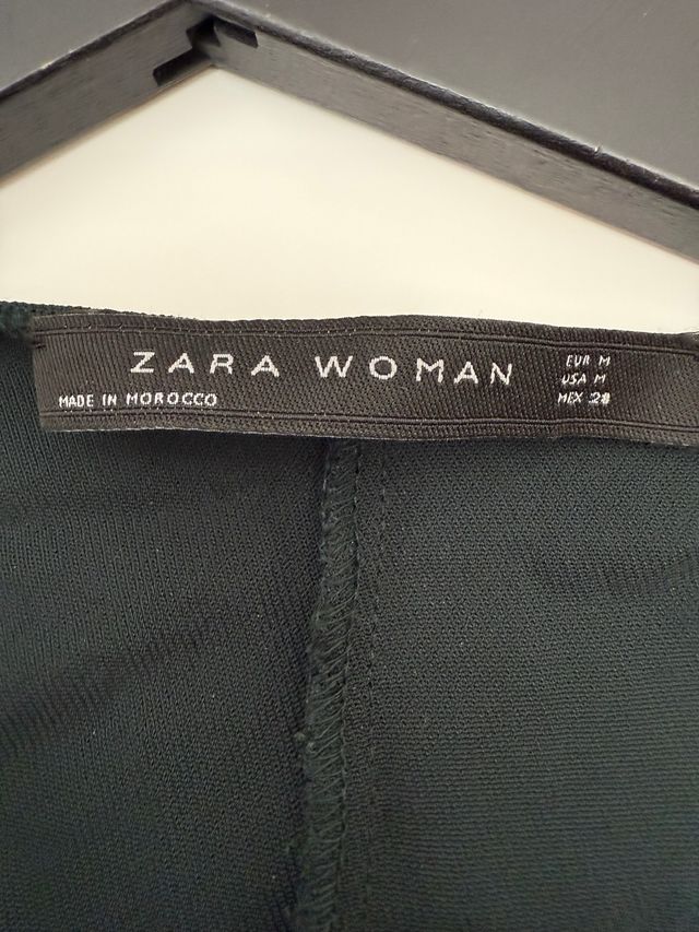 Camiseta Zara asimétrica verde Talla M