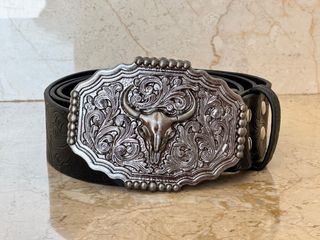 Cinturón negro con hebilla calavera 