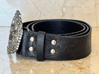 Cinturón negro con hebilla calavera 