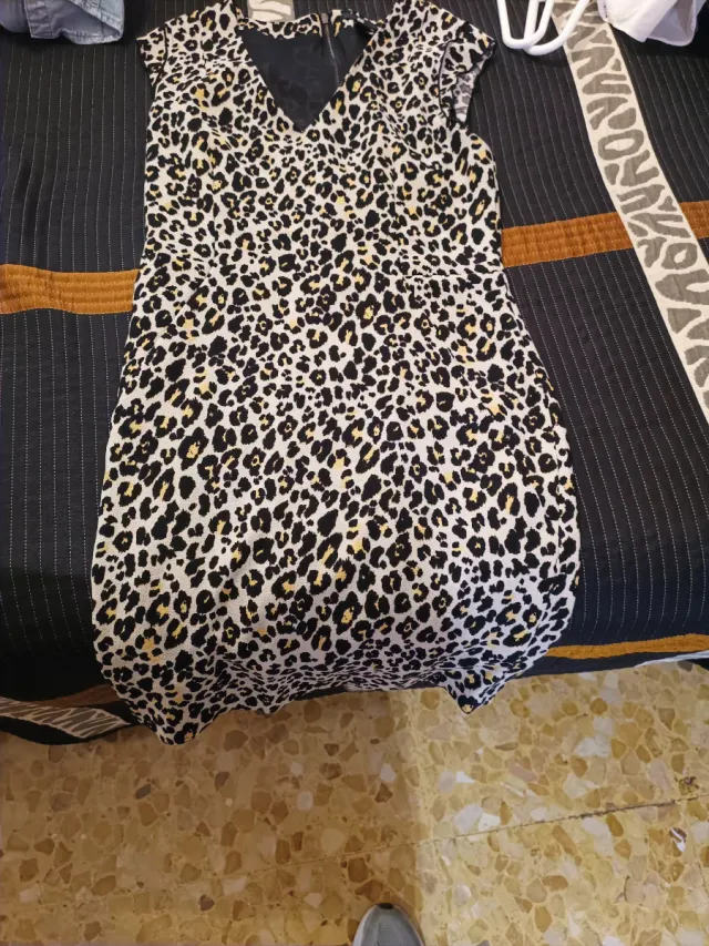 Dos vestidos talla M, negro marca Edc, otro H&M