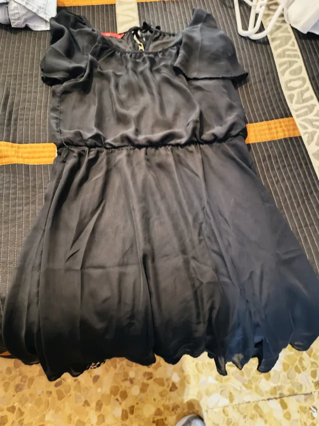 Dos vestidos talla M, negro marca Edc, otro H&M