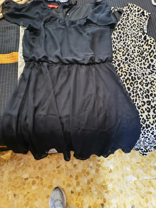 Dos vestidos talla M, negro marca Edc, otro H&M