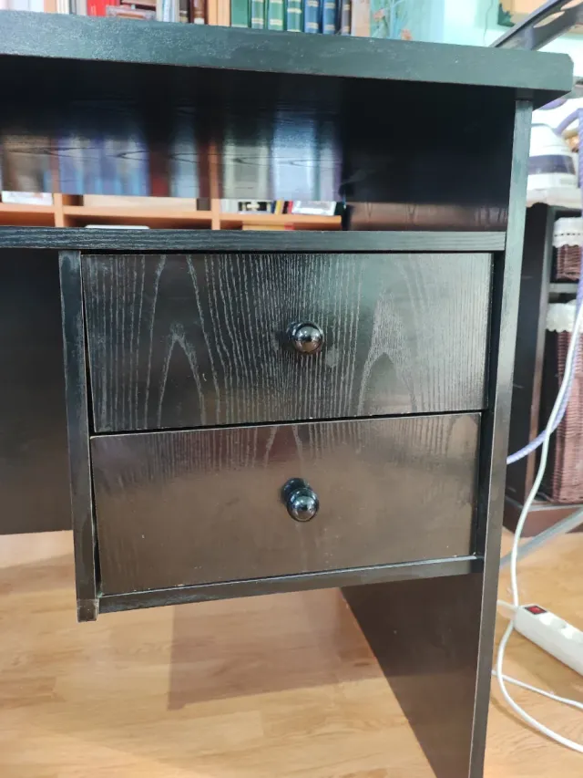 Escritorio negro con cajones