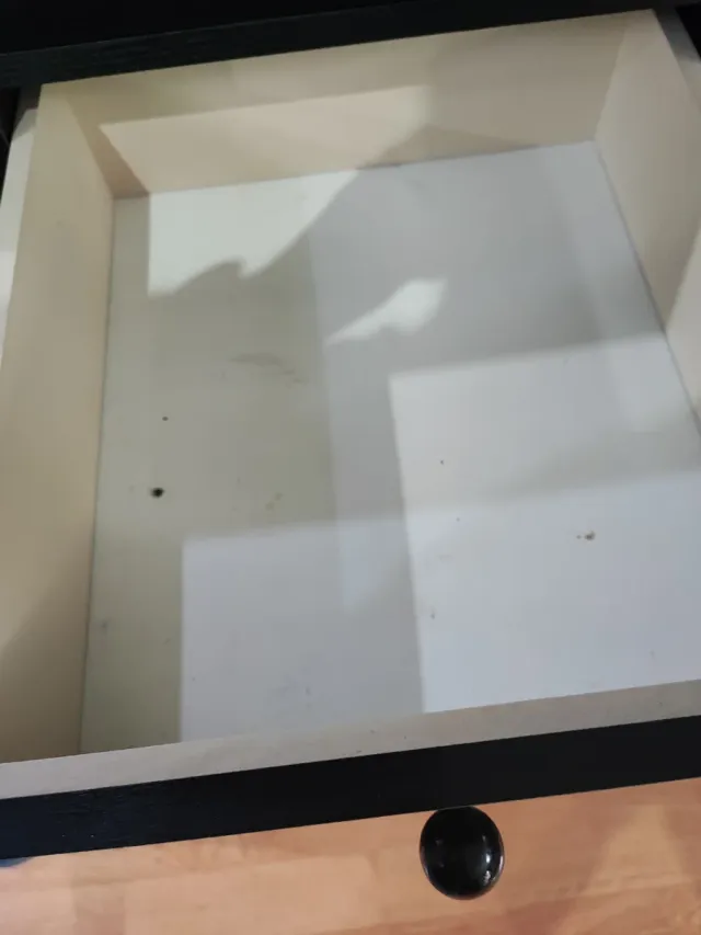 Escritorio negro con cajones