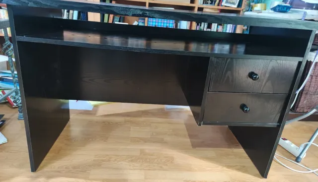 Escritorio negro con cajones