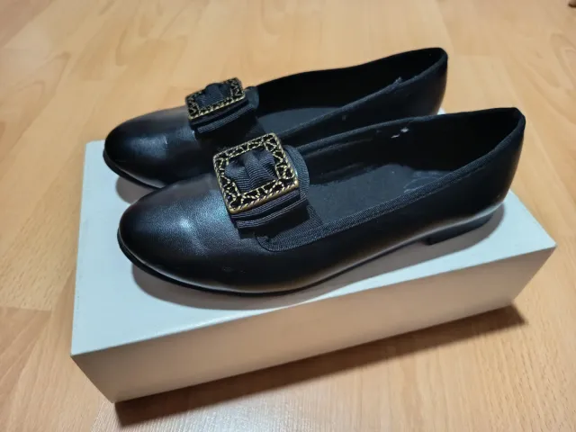 Zapatos Torrentí negros planos con hebilla dorada