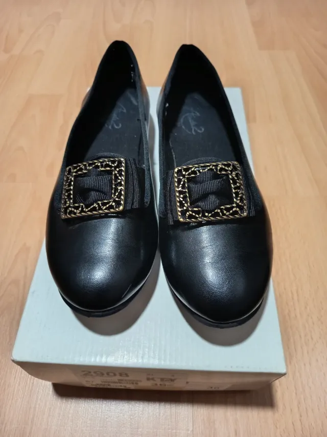 Zapatos Torrentí negros planos con hebilla dorada