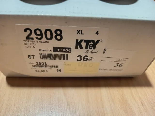 Zapatos Torrentí negros planos con hebilla dorada