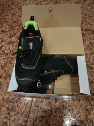 Zapatos de seguridad FTG negros y verdes.