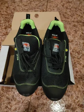 Zapatos de seguridad FTG negros y verdes.