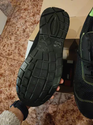 Zapatos de seguridad FTG negros y verdes.