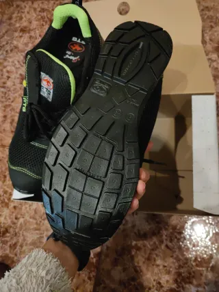 Zapatos de seguridad FTG negros y verdes.