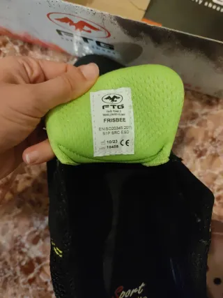 Zapatos de seguridad FTG negros y verdes.