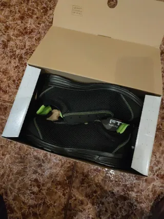 Zapatos de seguridad FTG negros y verdes.