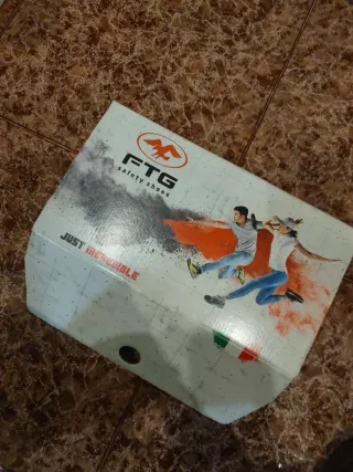 Zapatos de seguridad FTG negros y verdes.