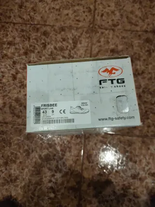 Zapatos de seguridad FTG negros y verdes.